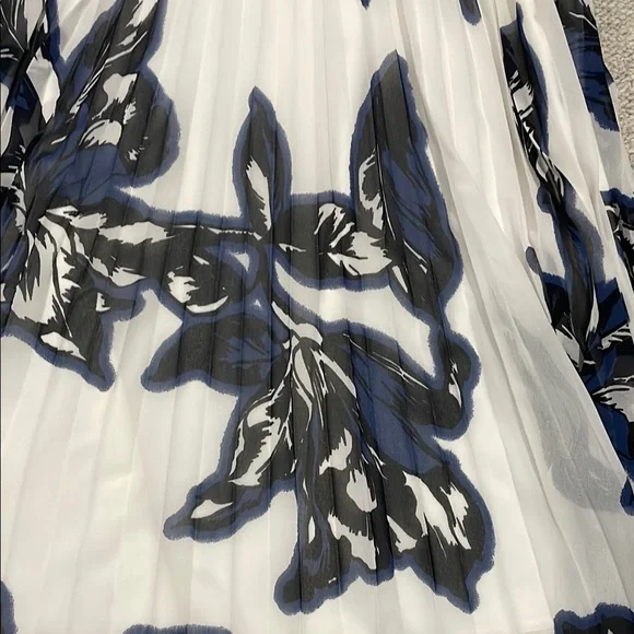 Banana Republic Elegant Floral Pleated Skirt - White and Blue - Picture 3 of 6